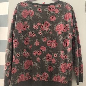 H&M Gray Floral Print Top